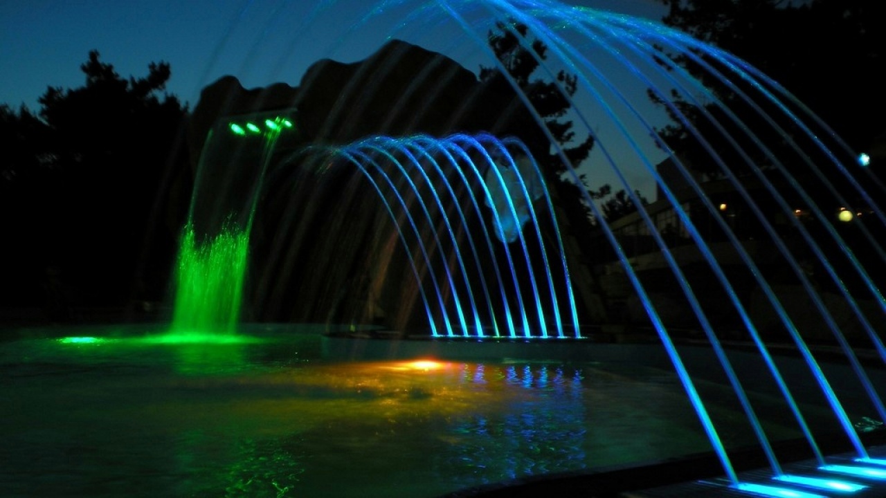 Swimming pool with fountains