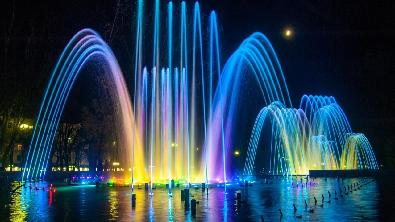 The largest cascading fountain in Russia - Aurora
